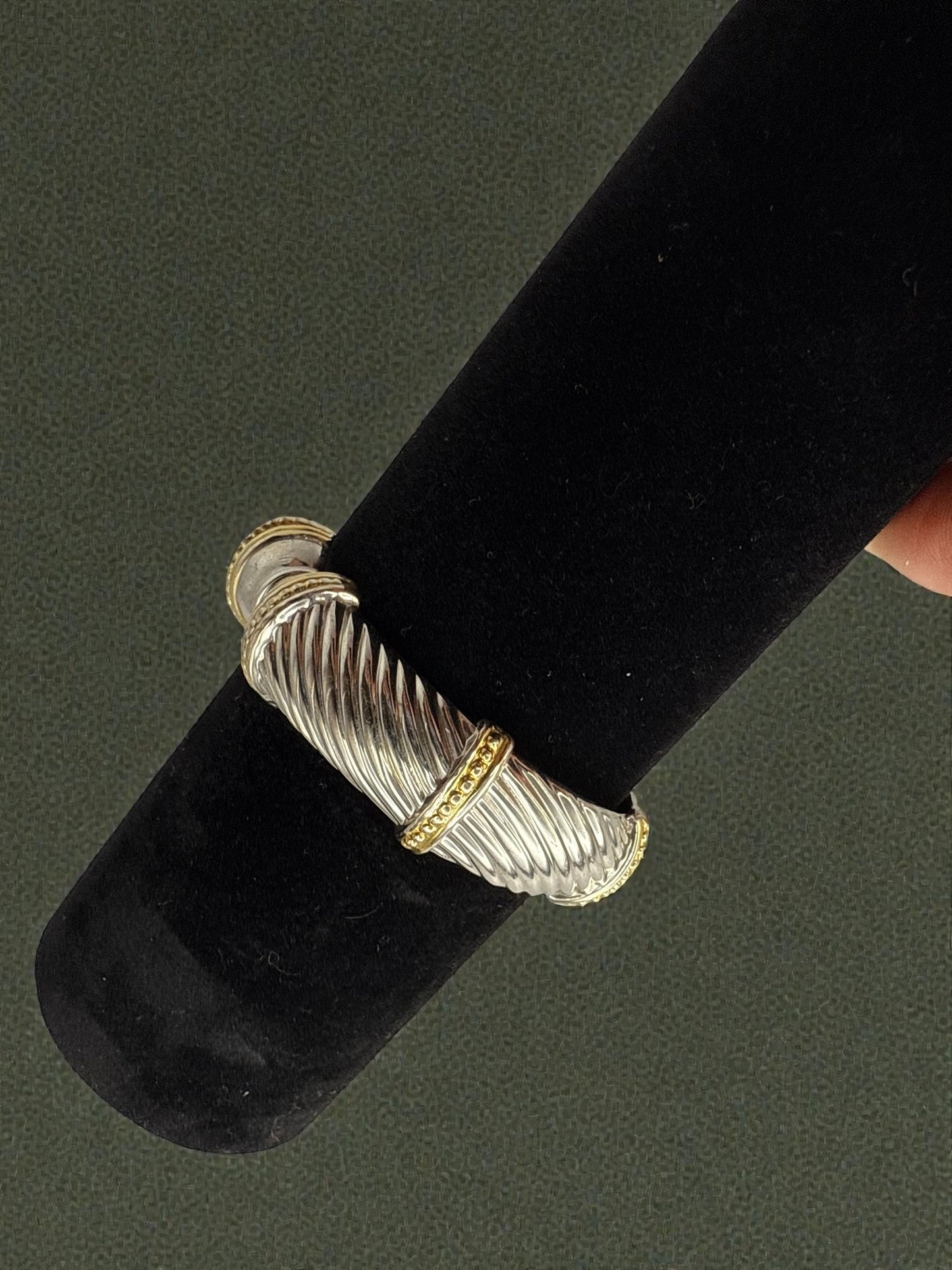 Vintage Two-Tone Ribbed Hinged Bracelet 6"