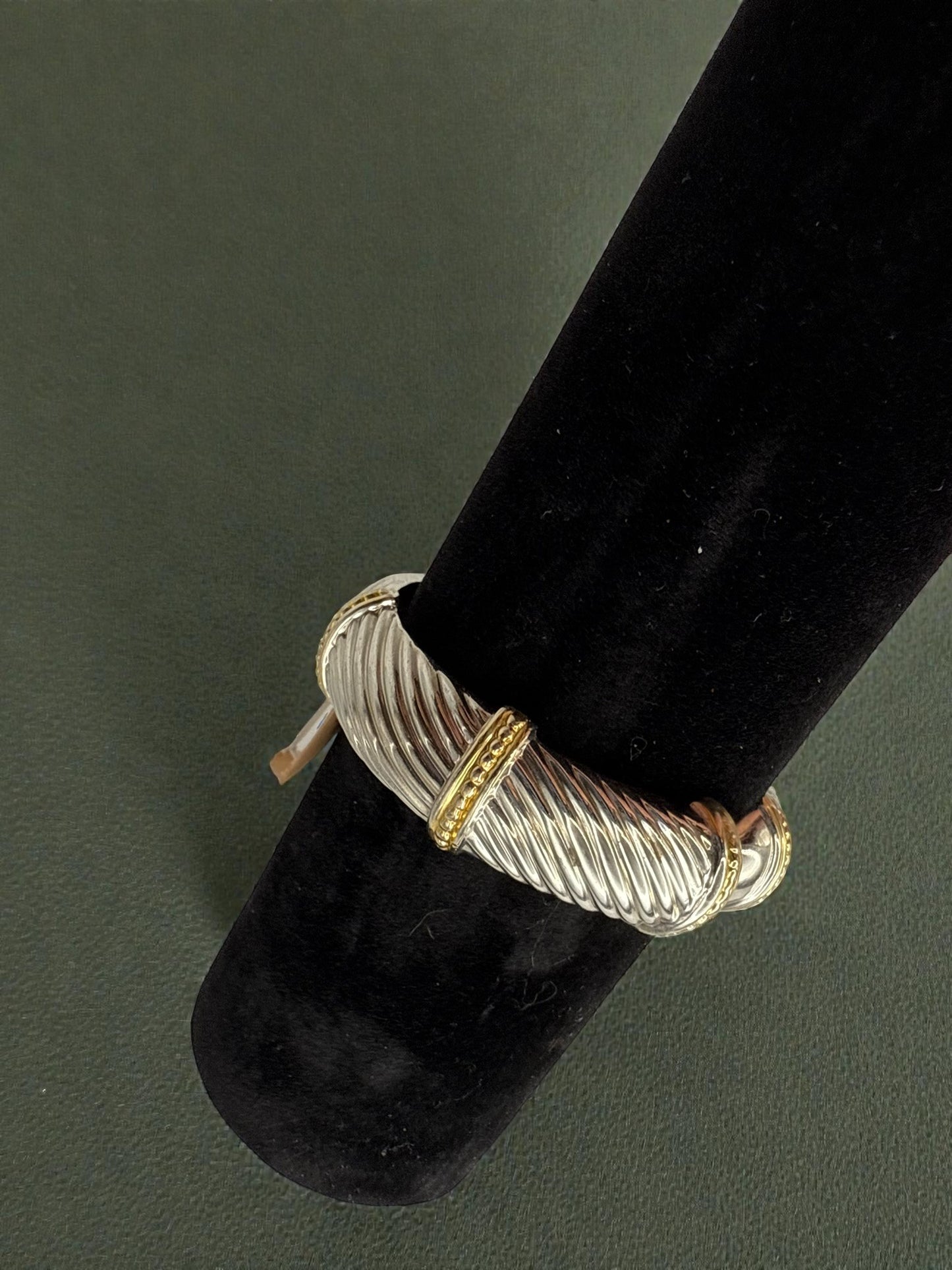 Vintage Two-Tone Ribbed Hinged Bracelet 6"