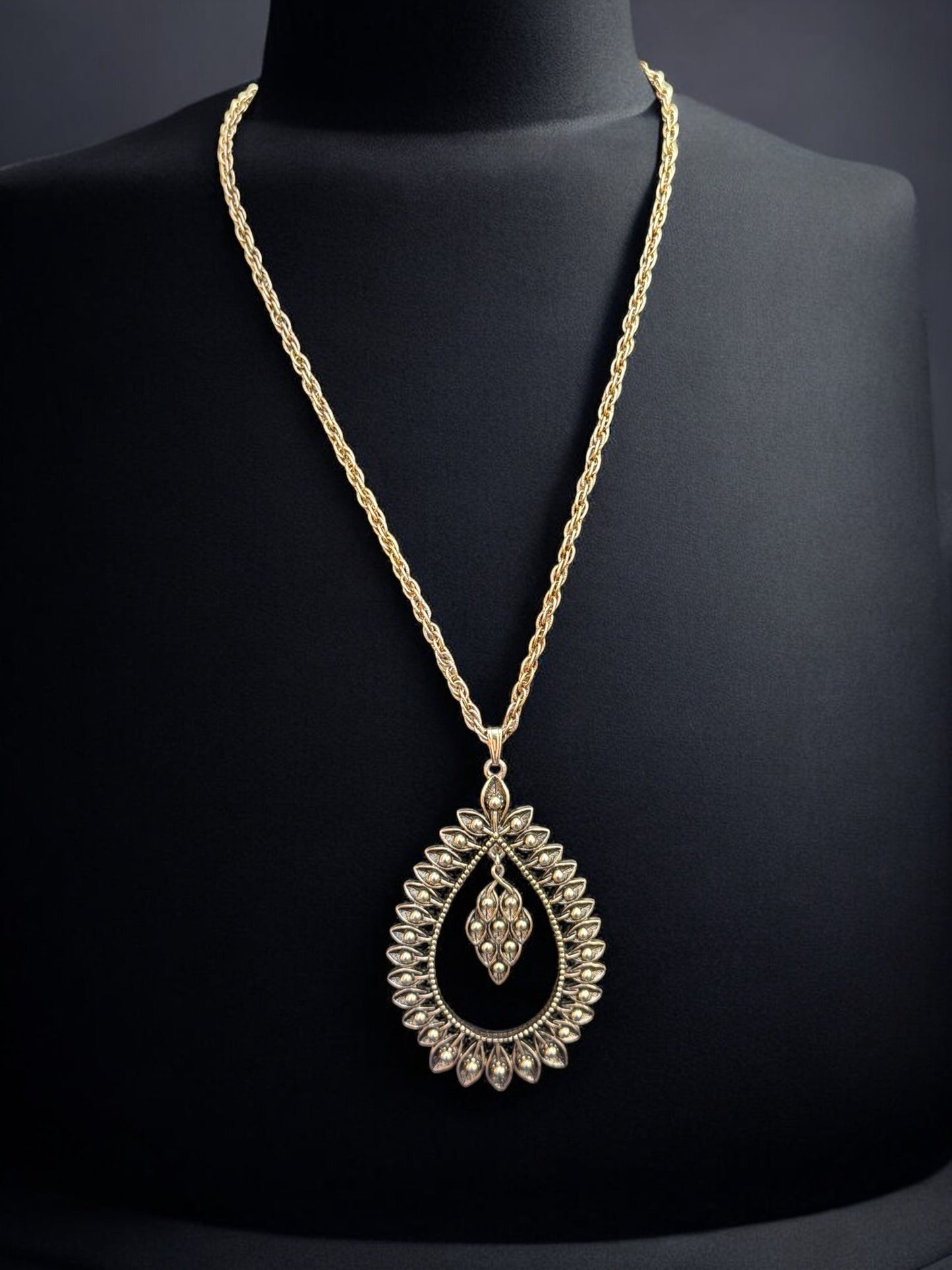 Vintage Sarah Coventry Signed Pendant 3.5"Necklace 22"